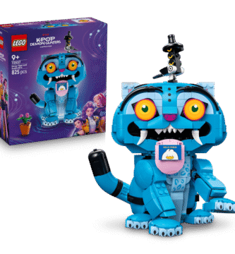 Set LEGO Derpy Tiger y Sussie Bird 72537 inspirado en Las Guerreras K-Pop, con Sussie sobre la cabeza de Derpy.
