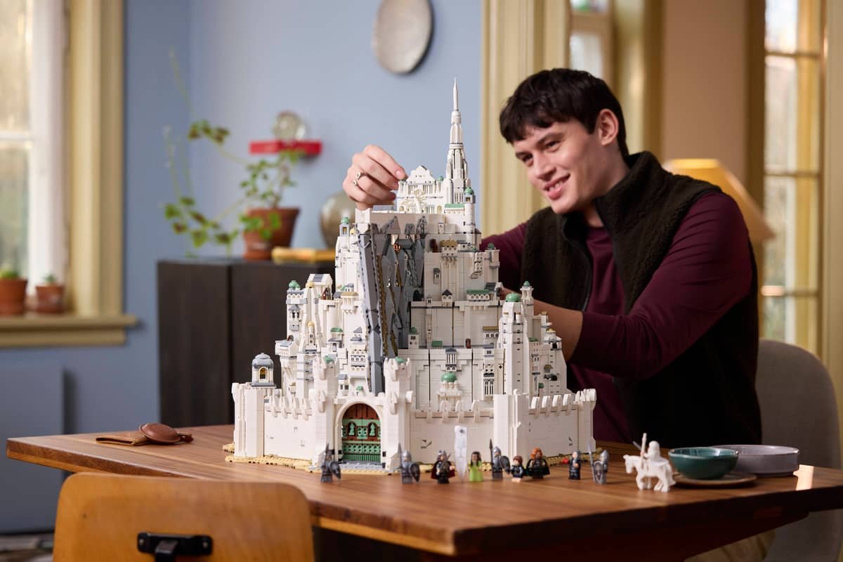 Set LEGO Icons El Señor de los Anillos: Minas Tirith expuesto sobre una mesa para mostrar su escala.